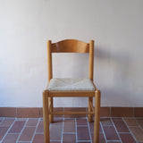 Chaises vintage en pin massif, lot de 4, assises paillées à la main tressées en épi, dossier à bandeau chantourné en arc, montants tournés à boule et pieds ronds réunis par des barreaux