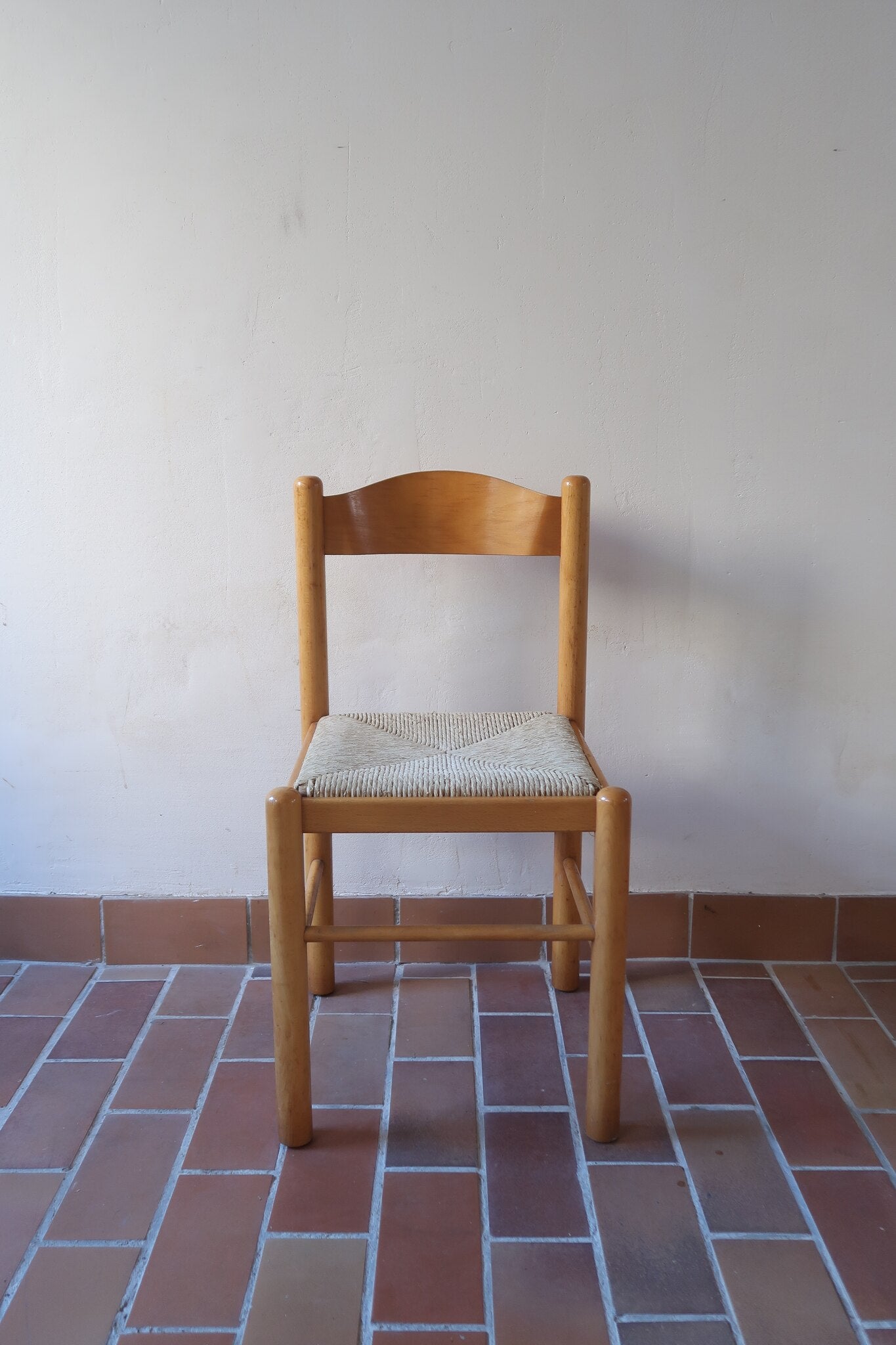 Chaises vintage en pin massif, lot de 4, assises paillées à la main tressées en épi, dossier à bandeau chantourné en arc, montants tournés à boule et pieds ronds réunis par des barreaux