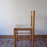 Chaises vintage en pin massif, lot de 4, assises paillées à la main tressées en épi, dossier à bandeau chantourné en arc, montants tournés à boule et pieds ronds réunis par des barreaux