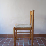 Chaises vintage en pin massif, lot de 4, assises paillées à la main tressées en épi, dossier à bandeau chantourné en arc, montants tournés à boule et pieds ronds réunis par des barreaux