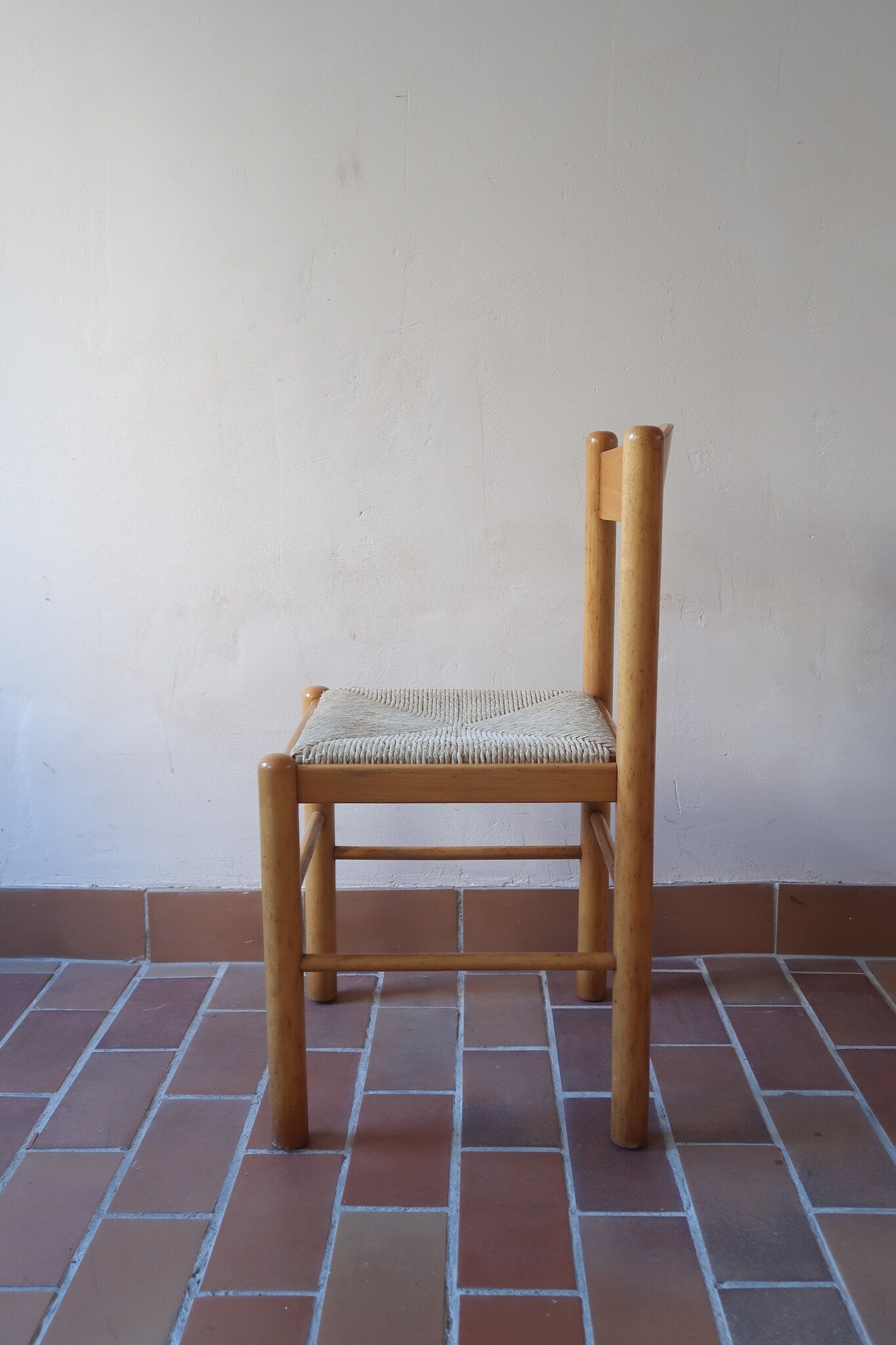 Chaises vintage en pin massif, lot de 4, assises paillées à la main tressées en épi, dossier à bandeau chantourné en arc, montants tournés à boule et pieds ronds réunis par des barreaux