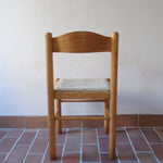 Chaises vintage en pin massif, lot de 4, assises paillées à la main tressées en épi, dossier à bandeau chantourné en arc, montants tournés à boule et pieds ronds réunis par des barreaux