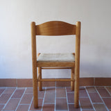 Chaises vintage en pin massif, lot de 4, assises paillées à la main tressées en épi, dossier à bandeau chantourné en arc, montants tournés à boule et pieds ronds réunis par des barreaux