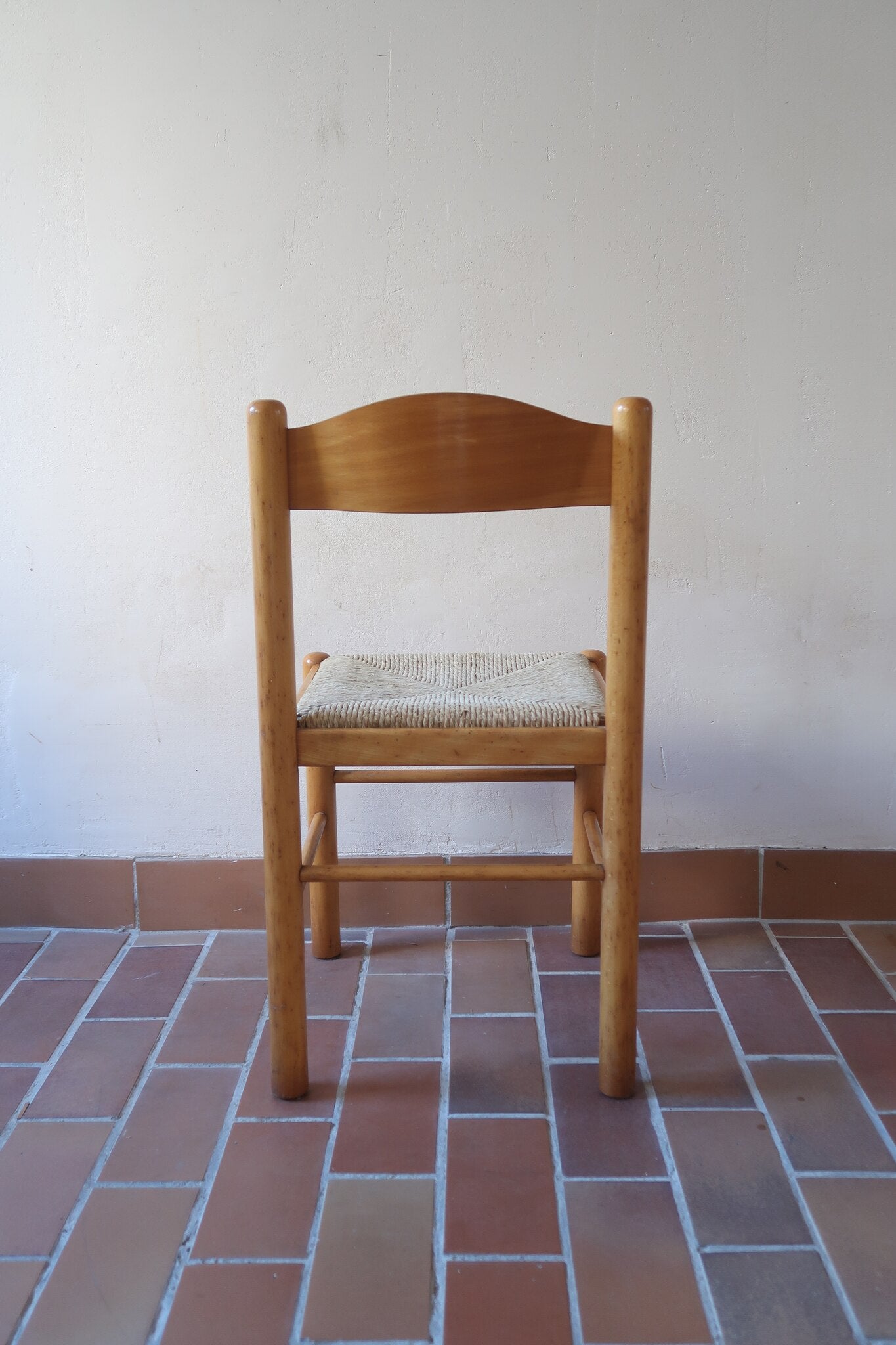 Chaises vintage en pin massif, lot de 4, assises paillées à la main tressées en épi, dossier à bandeau chantourné en arc, montants tournés à boule et pieds ronds réunis par des barreaux