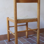 Chaises vintage en pin massif, lot de 4, assises paillées à la main tressées en épi, dossier à bandeau chantourné en arc, montants tournés à boule et pieds ronds réunis par des barreaux