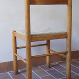 Chaises vintage en pin massif, lot de 4, assises paillées à la main tressées en épi, dossier à bandeau chantourné en arc, montants tournés à boule et pieds ronds réunis par des barreaux