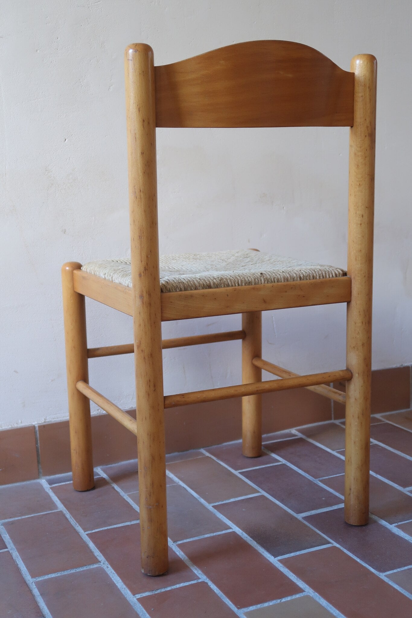 Chaises vintage en pin massif, lot de 4, assises paillées à la main tressées en épi, dossier à bandeau chantourné en arc, montants tournés à boule et pieds ronds réunis par des barreaux