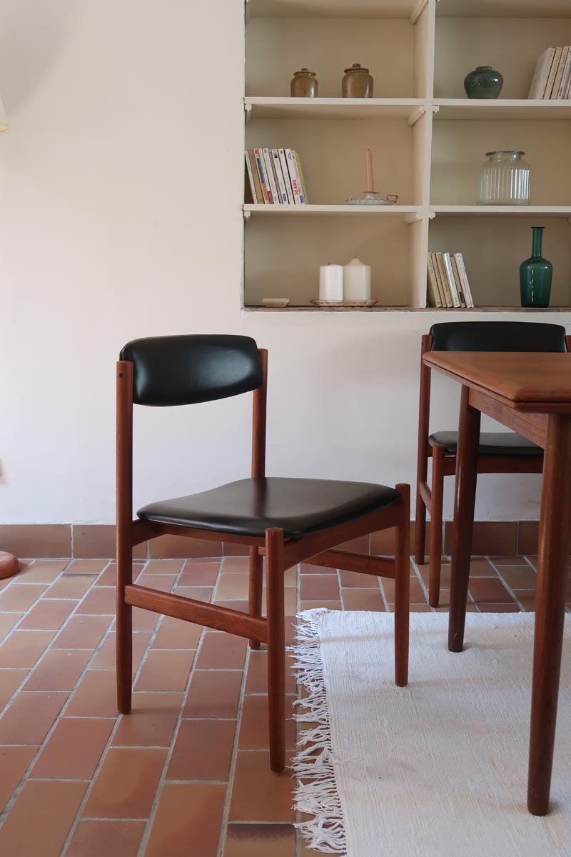 4 chaises danoises vintage en teck et skaï noir. Style scandinave années 60, chic et intemporel.
