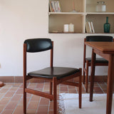 4 chaises danoises vintage en teck et skaï noir. Style scandinave années 60, chic et intemporel.