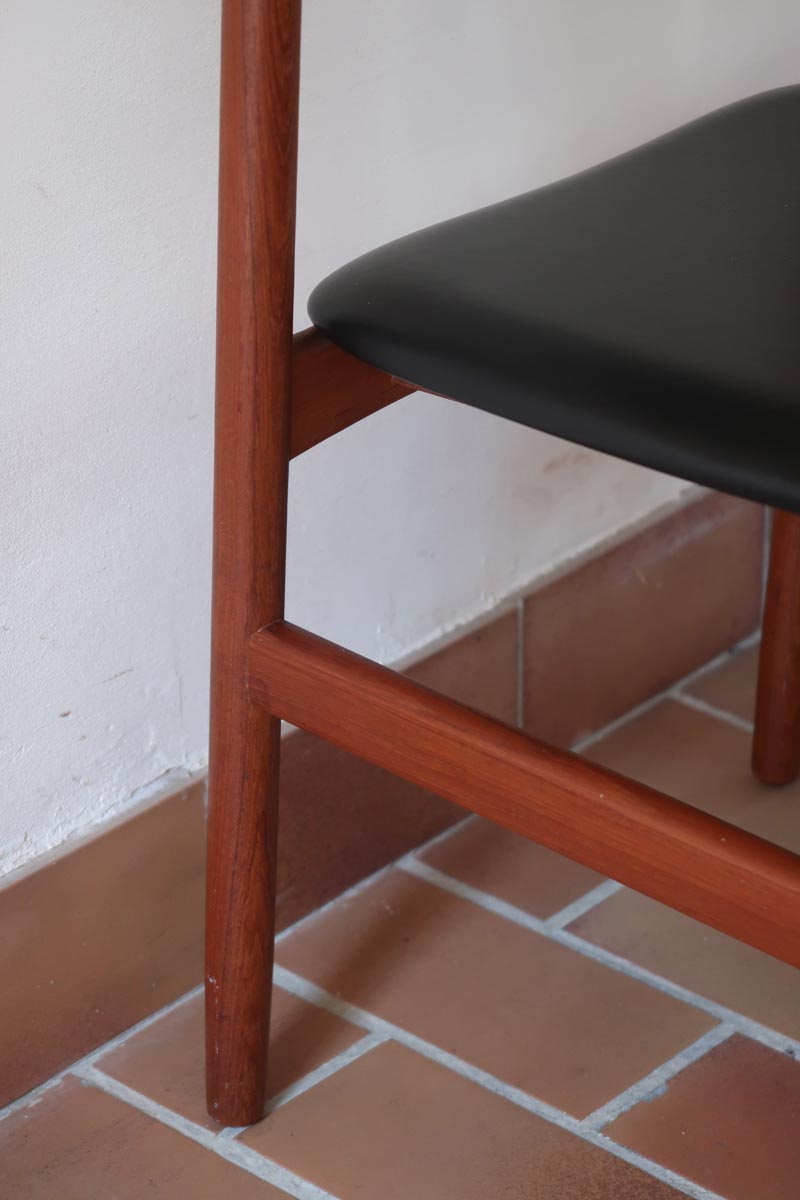 4 chaises danoises vintage en teck et skaï noir. Style scandinave années 60, chic et intemporel.