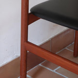 4 chaises danoises vintage en teck et skaï noir. Style scandinave années 60, chic et intemporel.