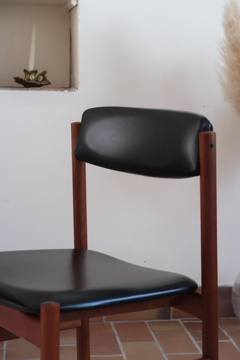 4 chaises danoises vintage en teck et skaï noir. Style scandinave années 60, chic et intemporel.