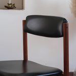 4 chaises danoises vintage en teck et skaï noir. Style scandinave années 60, chic et intemporel.