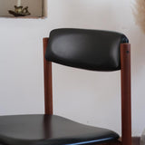 4 chaises danoises vintage en teck et skaï noir. Style scandinave années 60, chic et intemporel.