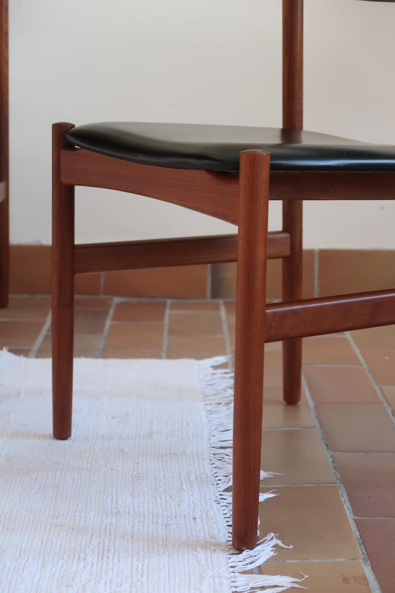 4 chaises danoises vintage en teck et skaï noir. Style scandinave années 60, chic et intemporel.