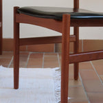 4 chaises danoises vintage en teck et skaï noir. Style scandinave années 60, chic et intemporel.
