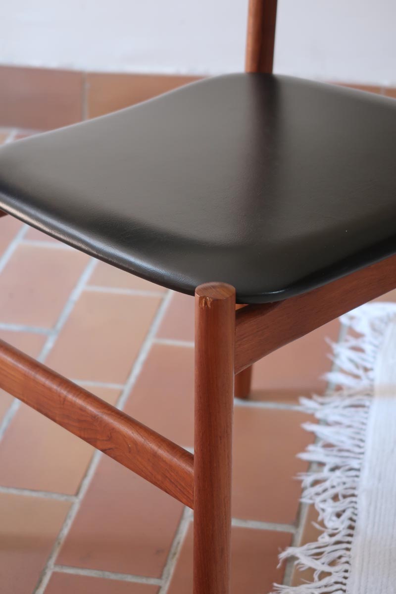 4 chaises danoises vintage en teck et skaï noir. Style scandinave années 60, chic et intemporel.