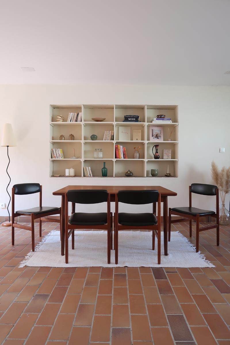 4 chaises danoises vintage en teck et skaï noir. Style scandinave années 60, chic et intemporel.