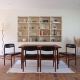 4 chaises danoises vintage en teck et skaï noir. Style scandinave années 60, chic et intemporel.