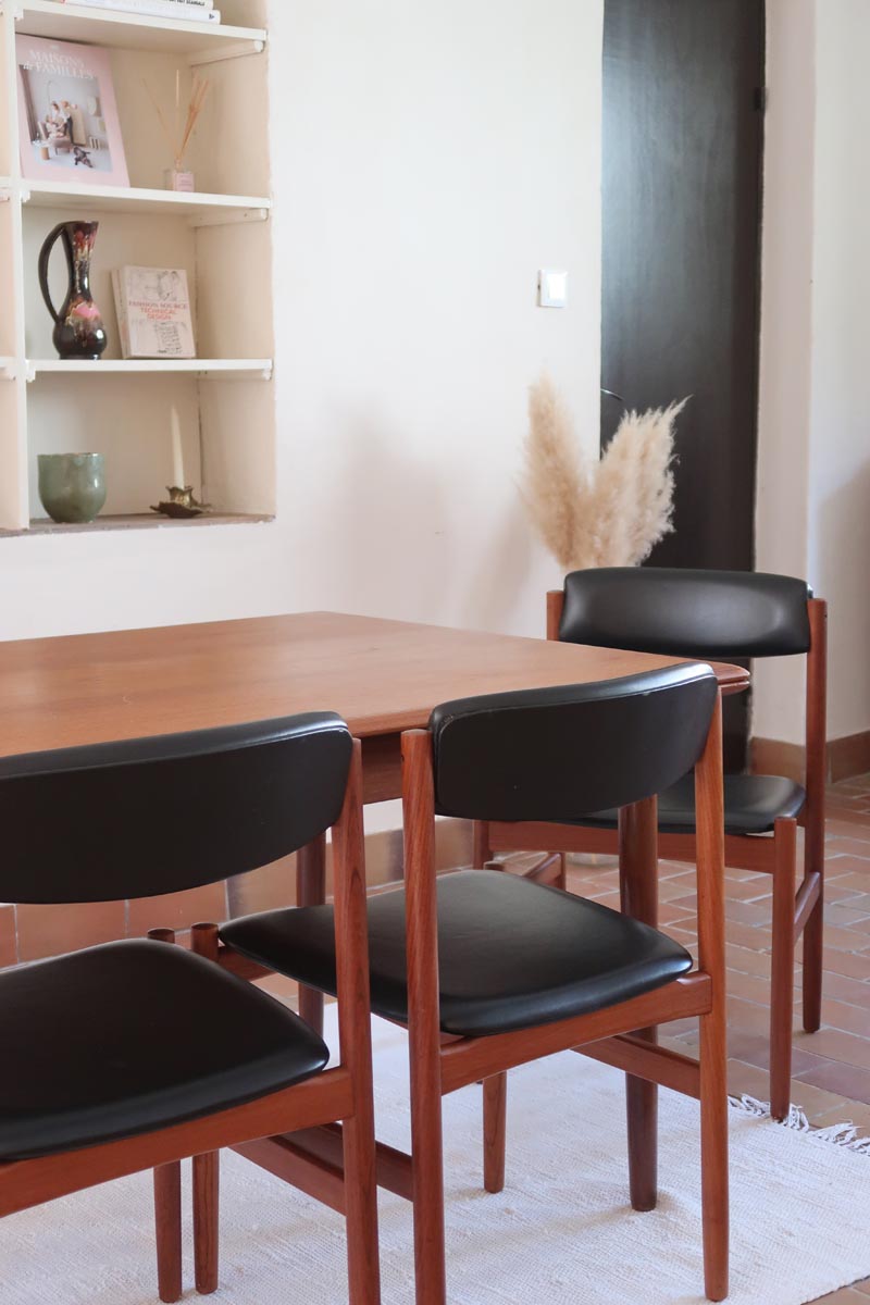 4 chaises danoises vintage en teck et skaï noir. Style scandinave années 60, chic et intemporel.