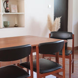 4 chaises danoises vintage en teck et skaï noir. Style scandinave années 60, chic et intemporel.