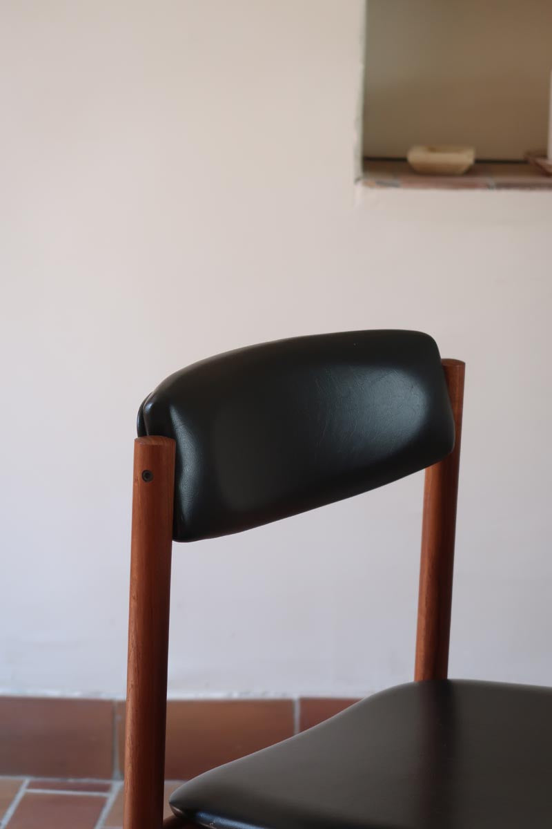 4 chaises danoises vintage en teck et skaï noir. Style scandinave années 60, chic et intemporel.