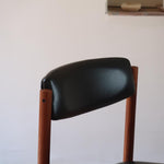 4 chaises danoises vintage en teck et skaï noir. Style scandinave années 60, chic et intemporel.
