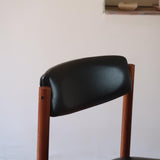 4 chaises danoises vintage en teck et skaï noir. Style scandinave années 60, chic et intemporel.