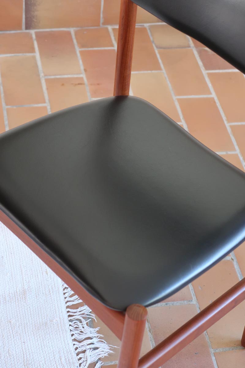 4 chaises danoises vintage en teck et skaï noir. Style scandinave années 60, chic et intemporel.