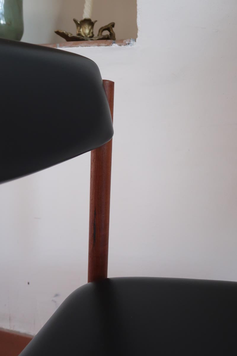 4 chaises danoises vintage en teck et skaï noir. Style scandinave années 60, chic et intemporel.