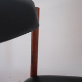 4 chaises danoises vintage en teck et skaï noir. Style scandinave années 60, chic et intemporel.