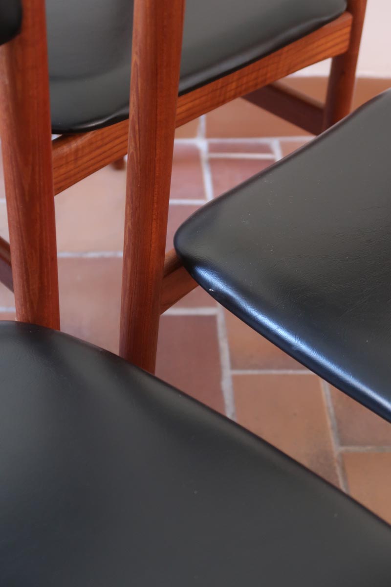 4 chaises danoises vintage en teck et skaï noir. Style scandinave années 60, chic et intemporel.
