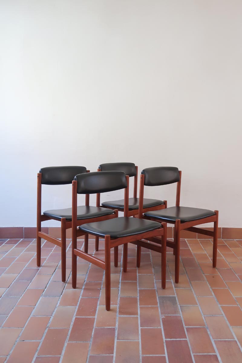 4 chaises danoises vintage en teck et skaï noir. Style scandinave années 60, chic et intemporel.