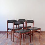 4 chaises danoises vintage en teck et skaï noir. Style scandinave années 60, chic et intemporel.