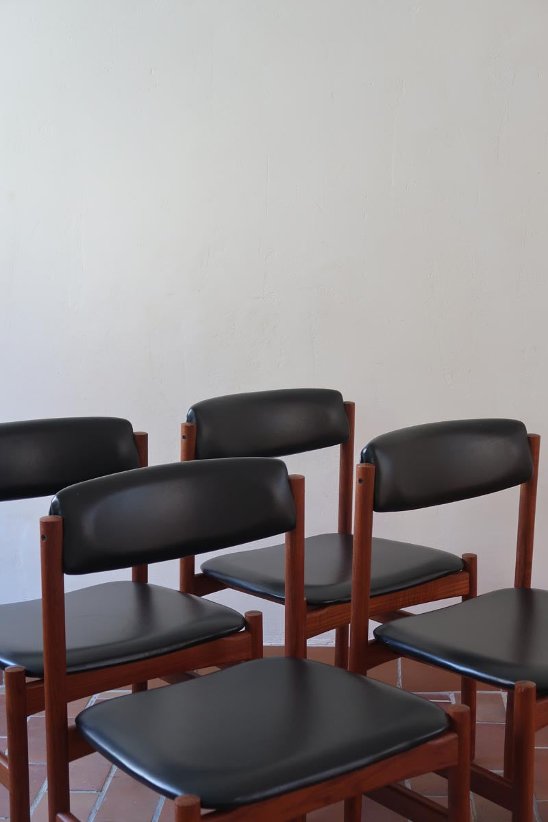 4 chaises danoises vintage en teck et skaï noir. Style scandinave années 60, chic et intemporel.