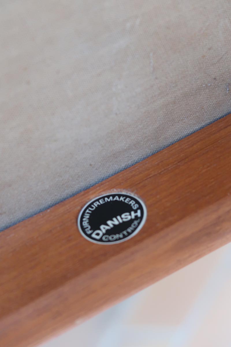 4 chaises danoises vintage en teck et skaï noir. Style scandinave années 60, chic et intemporel.