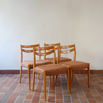 Chaises scandinaves vintage en bois clair, lot de 4, dossier à deux barreaux courbes, pieds arrière en sabre et pieds avant fuselés, assises retapissées en lainage brun moka