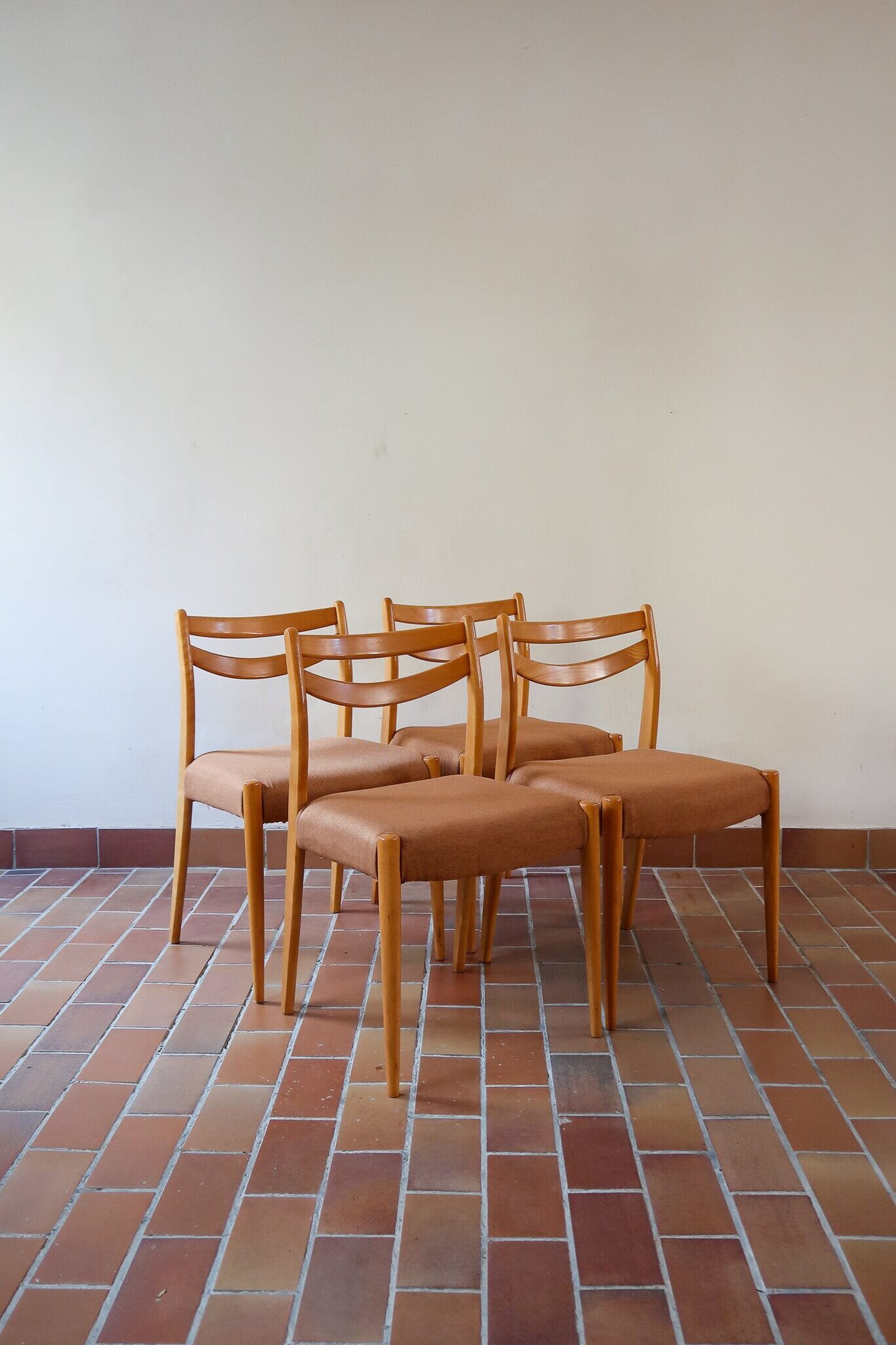 Chaises scandinaves vintage en bois clair, lot de 4, dossier à deux barreaux courbes, pieds arrière en sabre et pieds avant fuselés, assises retapissées en lainage brun moka