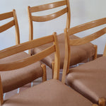 Chaises scandinaves vintage en bois clair, lot de 4, dossier à deux barreaux courbes, pieds arrière en sabre et pieds avant fuselés, assises retapissées en lainage brun moka