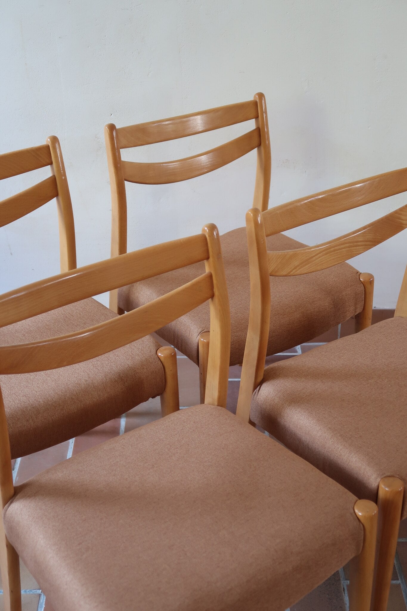 Chaises scandinaves vintage en bois clair, lot de 4, dossier à deux barreaux courbes, pieds arrière en sabre et pieds avant fuselés, assises retapissées en lainage brun moka