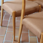 Chaises scandinaves vintage en bois clair, lot de 4, dossier à deux barreaux courbes, pieds arrière en sabre et pieds avant fuselés, assises retapissées en lainage brun moka