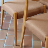 Chaises scandinaves vintage en bois clair, lot de 4, dossier à deux barreaux courbes, pieds arrière en sabre et pieds avant fuselés, assises retapissées en lainage brun moka