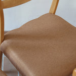 Chaises scandinaves vintage en bois clair, lot de 4, dossier à deux barreaux courbes, pieds arrière en sabre et pieds avant fuselés, assises retapissées en lainage brun moka
