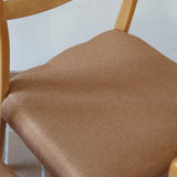 Chaises scandinaves vintage en bois clair, lot de 4, dossier à deux barreaux courbes, pieds arrière en sabre et pieds avant fuselés, assises retapissées en lainage brun moka