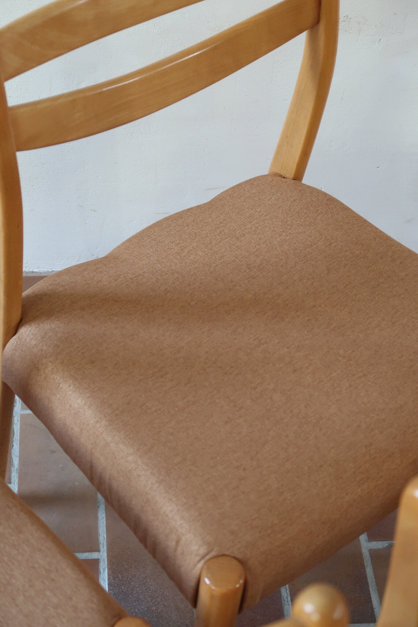 Chaises scandinaves vintage en bois clair, lot de 4, dossier à deux barreaux courbes, pieds arrière en sabre et pieds avant fuselés, assises retapissées en lainage brun moka