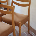 Chaises scandinaves vintage en bois clair, lot de 4, dossier à deux barreaux courbes, pieds arrière en sabre et pieds avant fuselés, assises retapissées en lainage brun moka