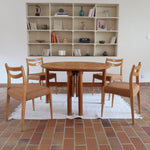 Chaises scandinaves vintage en bois clair, lot de 4, dossier à deux barreaux courbes, pieds arrière en sabre et pieds avant fuselés, assises retapissées en lainage brun moka