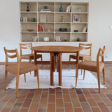 Chaises scandinaves vintage en bois clair, lot de 4, dossier à deux barreaux courbes, pieds arrière en sabre et pieds avant fuselés, assises retapissées en lainage brun moka