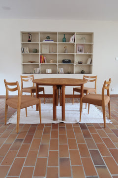 Chaises scandinaves vintage en bois clair, lot de 4, dossier à deux barreaux courbes, pieds arrière en sabre et pieds avant fuselés, assises retapissées en lainage brun moka