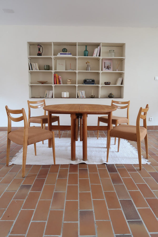 Chaises scandinaves vintage en bois clair, lot de 4, dossier à deux barreaux courbes, pieds arrière en sabre et pieds avant fuselés, assises retapissées en lainage brun moka